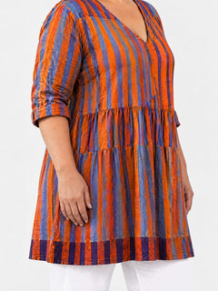 Amaia long blouse side view on a plus-size model