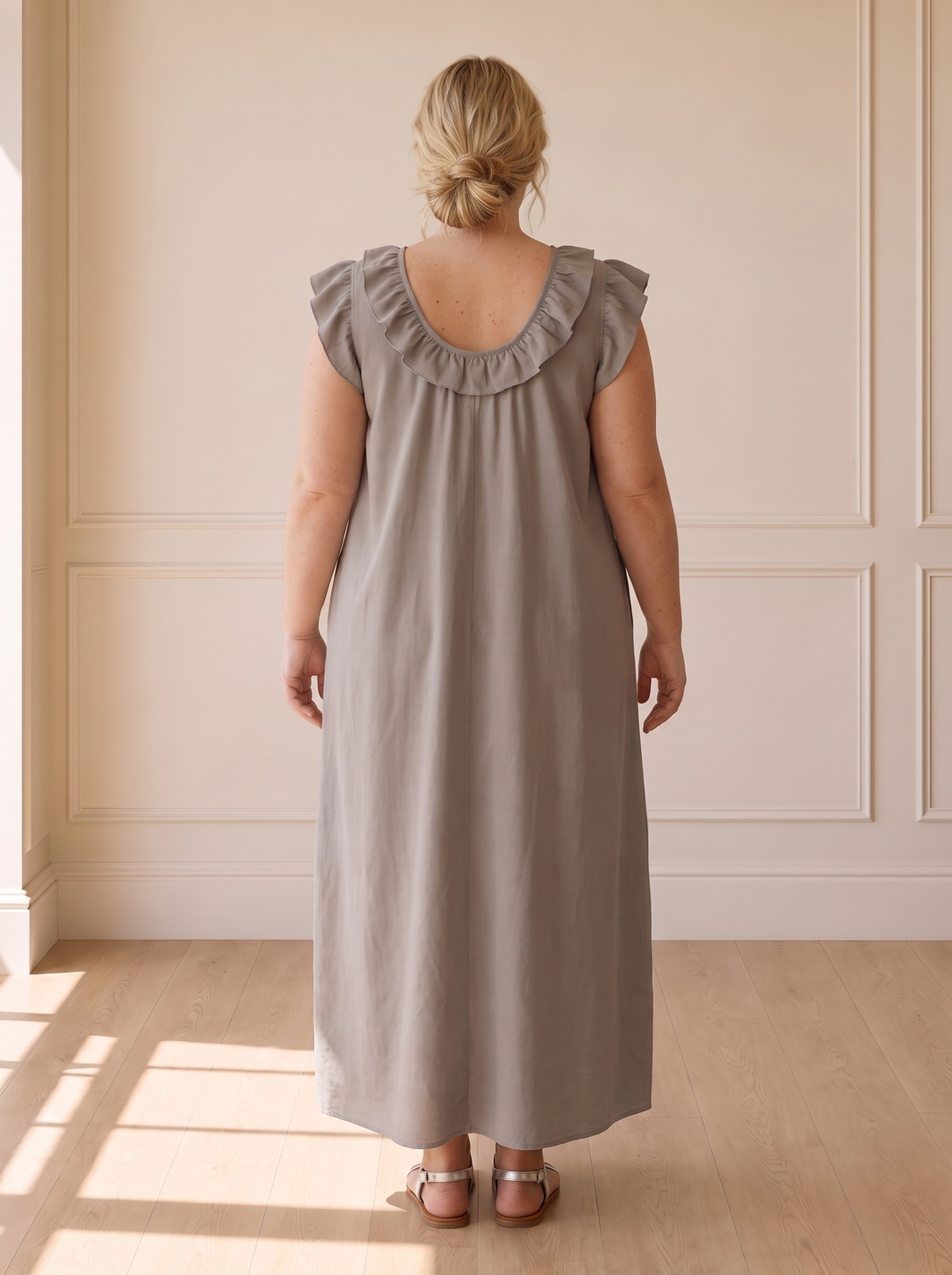 Élina Flowing Boho Dress in Grey, back view